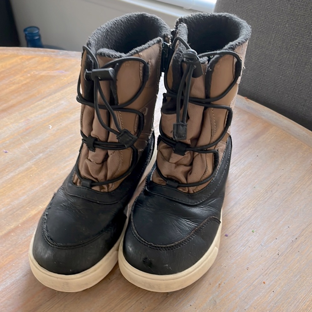 Kids Sz 2 Waterproof Rain/Snow Boots